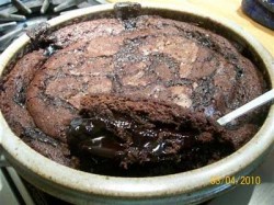 photo of a chocolate cake baked in a cazeula