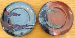 photo of 2 ceramic plates next to each other. one blue one red