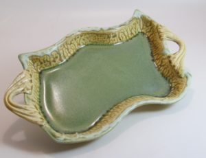 Wave tray with handles, cream and green