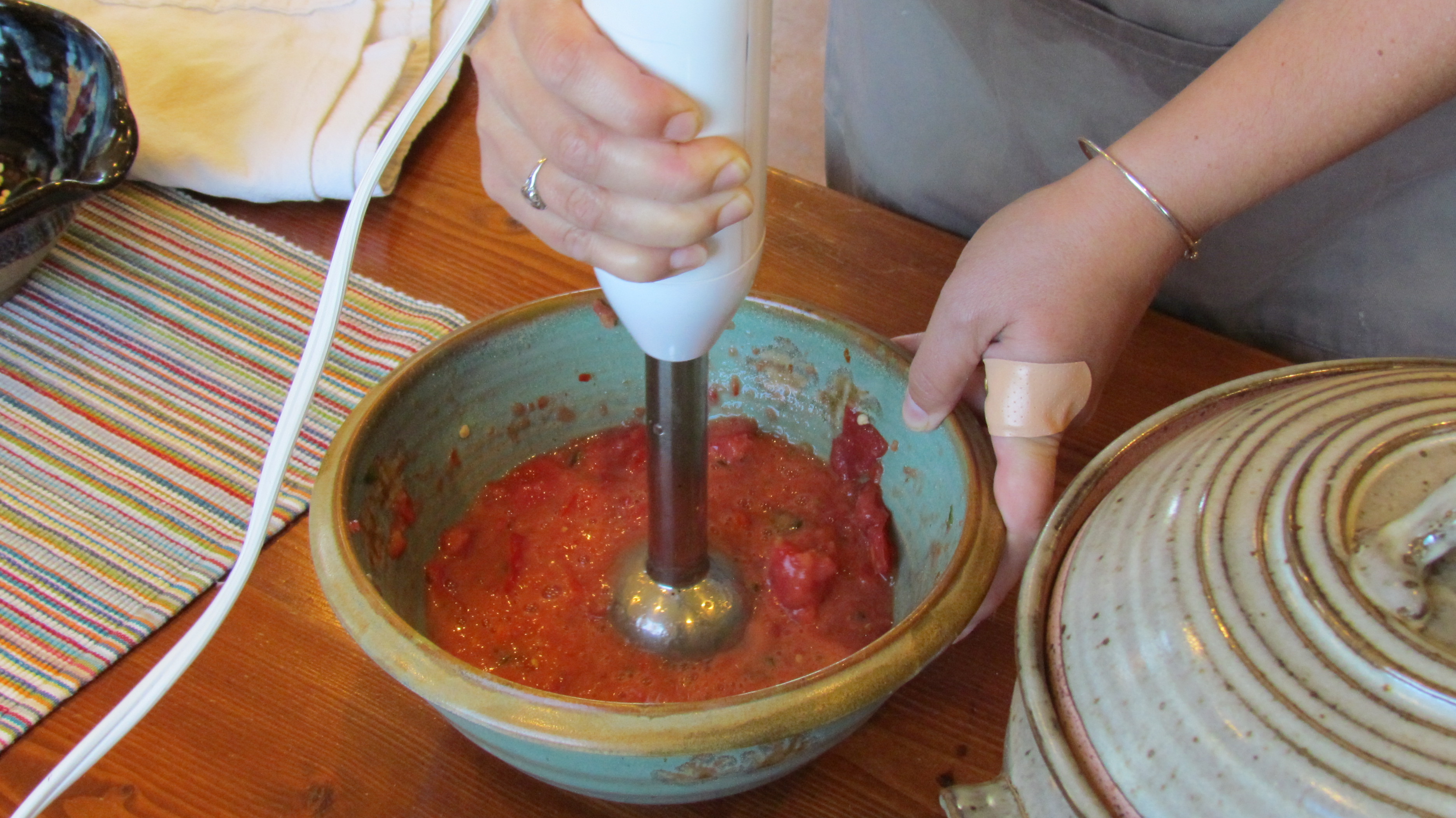 Morgan blending tomatoes and peppers to create the base for digaag qumbe